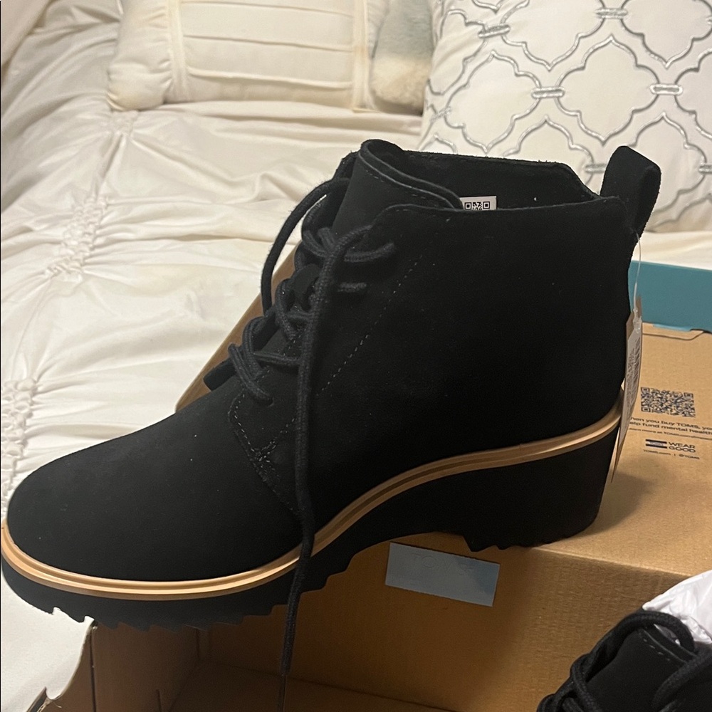 Toms Black Lace Up Ankle Boots NWT